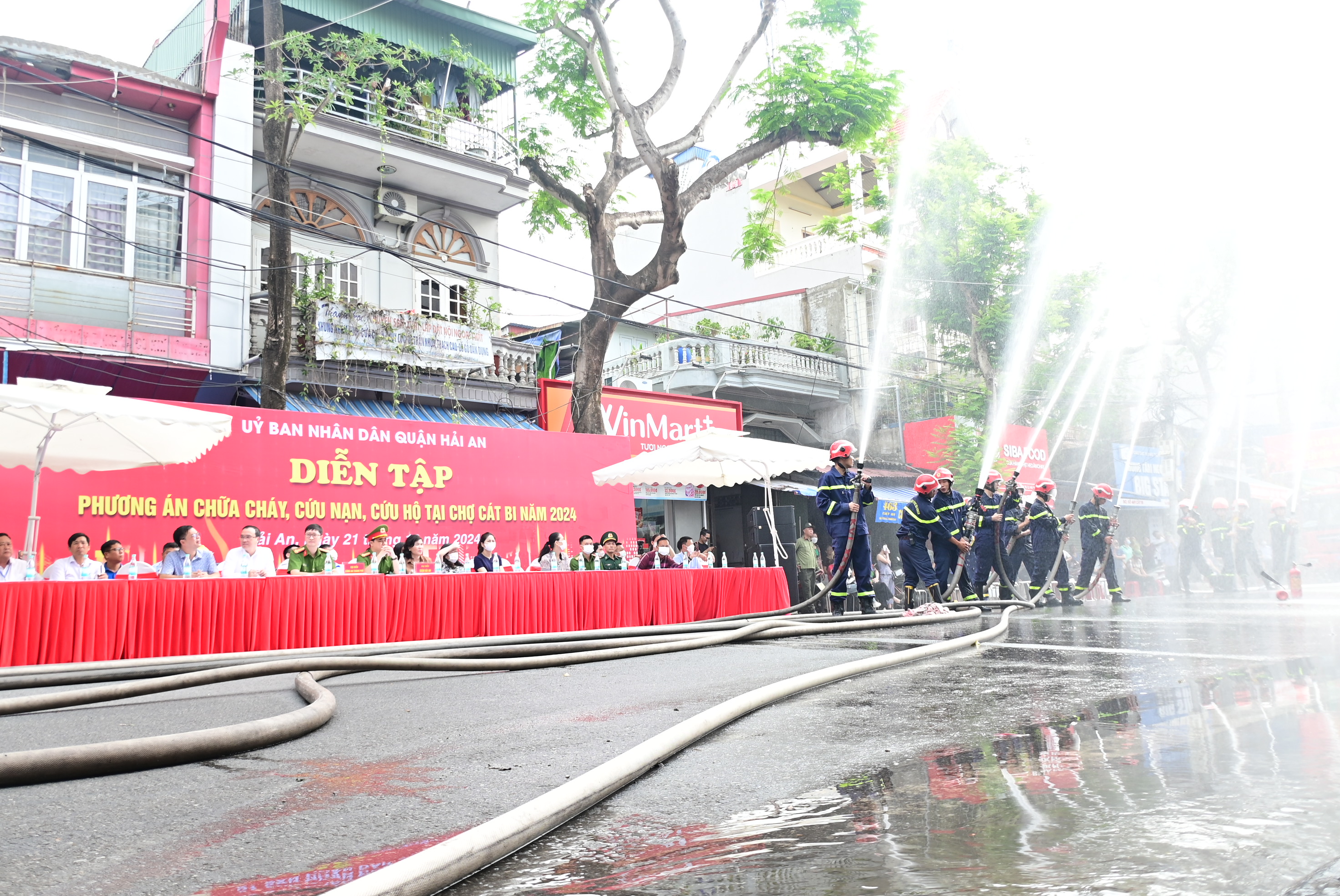 Quận Hải An tổ chức thành công diễn tập phương án PCCC và CNCH chợ Cát Bi